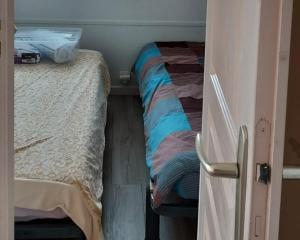 a small room with a bed and a small room with a bed sqor at Au Soleil Couchant - Camping Bel Sito Natura 2 000 in Surtainville