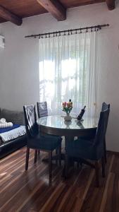 een eetkamer met een tafel en stoelen en een bed bij Apartment Mornar in Kaštela