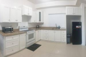 A kitchen or kitchenette at HARLOE'S PlacE