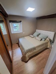 sypialnia z dużym łóżkiem w pokoju w obiekcie Apartamento en el Casco Viejo. Itsasargi w mieście Lekeitio