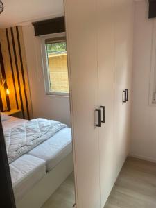 Postel nebo postele na pokoji v ubytování Sfeervol chalet Hoenderloo, de Veluwe