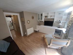 salon z białymi szafkami i telewizorem w obiekcie Apartamento en el Casco Viejo. Itsasargi w mieście Lekeitio