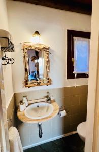 y baño con lavabo y espejo. en Pasithea House en Ioulida