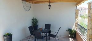 een tafel en stoelen op een patio bij Apartment Mornar in Kaštela