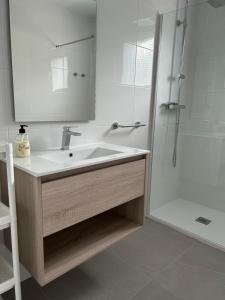 a bathroom with a sink and a shower with a mirror at Zahara Beach EL REFUGIO in Zahara de los Atunes