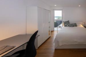 1 dormitorio con cama grande y ventana grande en Großzügige Panorama-Suite „Grüne Oase“ en Leonberg