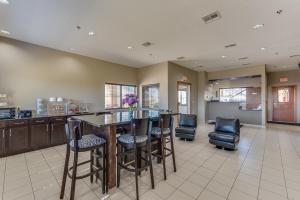 Una cocina con una mesa y sillas en una habitación. en Executive Inn & Suites Cushing, en Cushing