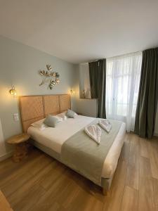 um quarto com uma cama grande com duas toalhas em App-Art em Nice