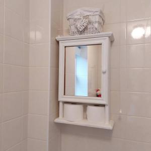 een badkamer met een witte niche en een spiegel bij Cheerful one bedroom home with patio and parking in Newbury