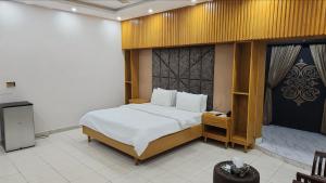 sypialnia z dużym łóżkiem w pokoju w obiekcie Clifton Lodge Boutique Hotel w mieście Karaczi