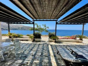 un patio con vistas al océano en Hersonissos Andros, en Gavrion