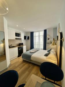 1 dormitorio con 1 cama con 2 sillas y 1 mesa en App-Art en Niza