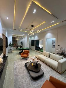 uma sala de estar com um sofá e uma mesa de bilhar em The Escape Haven em Lagos