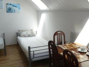 Ένα ή περισσότερα κρεβάτια σε δωμάτιο στο VILLA BIAŁA