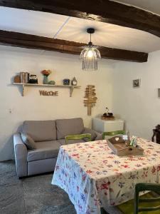 ein Wohnzimmer mit einem Sofa und einem Tisch in der Unterkunft Rusticus1706 in Lavertezzo