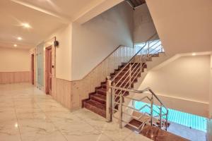 - un escalier en colimaçon dans un bâtiment avec piscine dans l'établissement Vivaan stays, à Shamshi