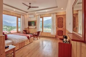 Vivaan stays في Shamshi: غرفة نوم بسرير ونافذة كبيرة