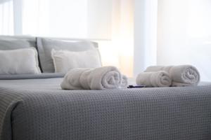 a pile of towels sitting on top of a bed at Delta Boutique Loft, en el centro de Salta, p/ 3 in Salta