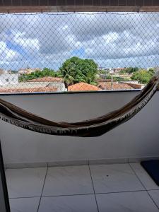uma grande janela com vista para uma cidade em Apartamento Villa Giovanne em João Pessoa