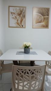 uma mesa branca com uma planta em cima em Apartamento Villa Giovanne em João Pessoa