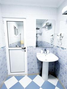 Koupelna v ubytování Mira Appartement -Lovely, Tidy & Close to beaches and city center + 9 fotografií
