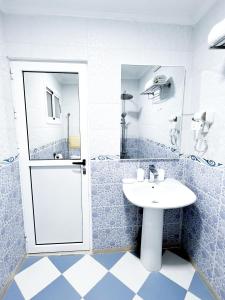 Um banheiro em Mira Appartement -Lovely, Tidy & Close to beaches and city center