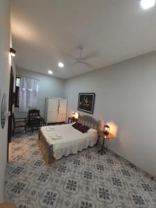 1 dormitorio con 1 cama, mesa y sillas en Hotel Boutique Villa Rosarito en Villa del Totoral