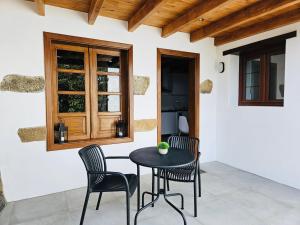a patio with a table and chairs and a window at Casa Celi in Teguise