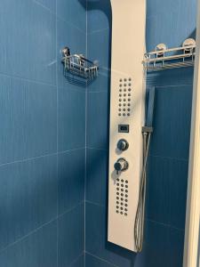 eine blau geflieste Dusche mit einer Dusche in der Unterkunft Ulivi di Minerva - Boutique Holiday Home - Apartment ZEUS - Ostuni - Fasano - Cisternino in Montalbano