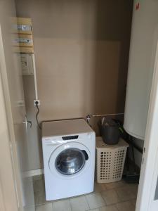 een wasmachine en droger in een kleine kamer bij Pavatou in Aurillac