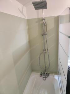 een badkamer met een douche en een wastafel bij Pavatou in Aurillac