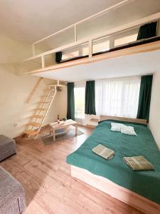 sypialnia z łóżkiem piętrowym i schodami w obiekcie Lakeside Apartmanház Soltvadkert w mieście Soltvadkert