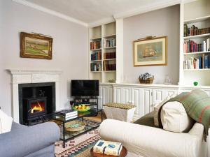 a living room with a couch and a fireplace at Northfield End Cottage in Henley on Thames
