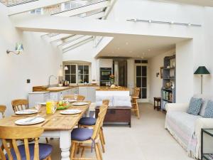 a kitchen and living room with a table and chairs at Northfield End Cottage in Henley on Thames