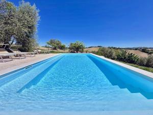una gran piscina de agua azul en Casale Casini Soccorso, en Senigallia