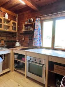 Kuchnia lub aneks kuchenny w obiekcie Drewniany Domek BB Nad Rzeką