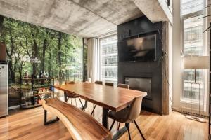 comedor con mesa de madera y chimenea en Elegant apartment Vieux Port Montreal, en Montreal