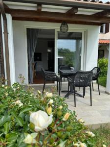 eine Terrasse mit einem schwarzen Tisch und Stühlen darauf in der Unterkunft Apartament Sanja Novigrad in Dajla