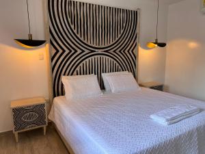 a bedroom with a bed with a large headboard at Hotel Valledupar Plaza in Valledupar