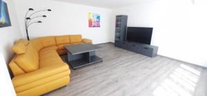 Una televisión o centro de entretenimiento en Relax apartmán Pod Javorem