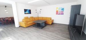 Una televisión o centro de entretenimiento en Relax apartmán Pod Javorem