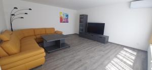 Una televisión o centro de entretenimiento en Relax apartmán Pod Javorem