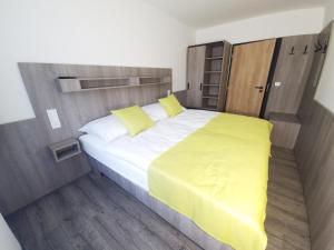 Una cama o camas en una habitación de Relax apartmán Pod Javorem