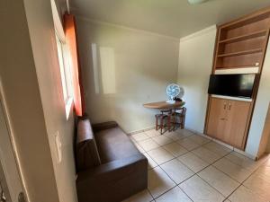 カルダス・ノバスにあるDi Roma Fiori 267 Ap com cozinhaのソファとテーブルのあるリビングルーム