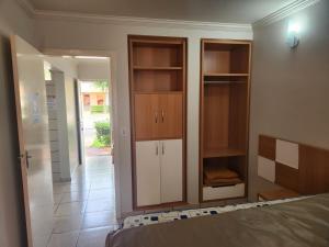 カルダス・ノバスにあるDi Roma Fiori 267 Ap com cozinhaの白いキャビネットとベッドが備わるベッドルーム1室