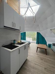Cucina o angolo cottura di Glamping Machakhela