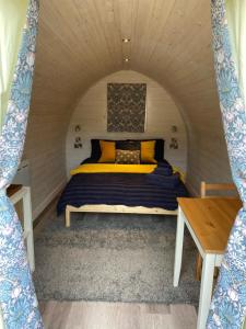 Tullamore Dew Glamping Pod tesisinde bir odada yatak veya yataklar