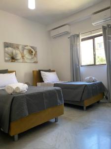Tempat tidur dalam kamar di Crown Holiday Apartment, Private room in Central Area