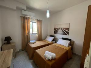 Tempat tidur dalam kamar di Crown Holiday Apartment, Private room in Central Area