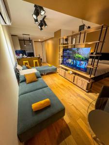 sala de estar con 2 sofás y TV de pantalla plana en Foster Recoleta en Buenos Aires